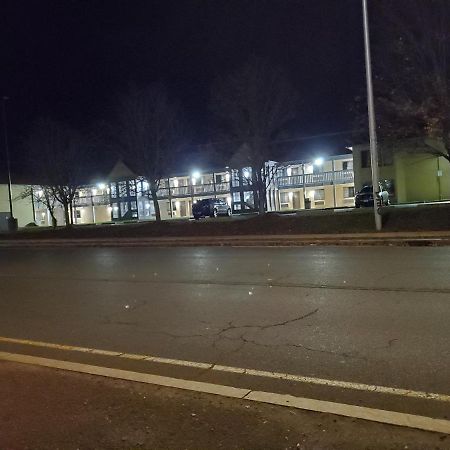 Travel Inn Motel Hartford Luaran gambar